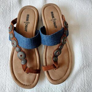 Minnetonka thong slippers sandals with metal medallions leather denim size 6